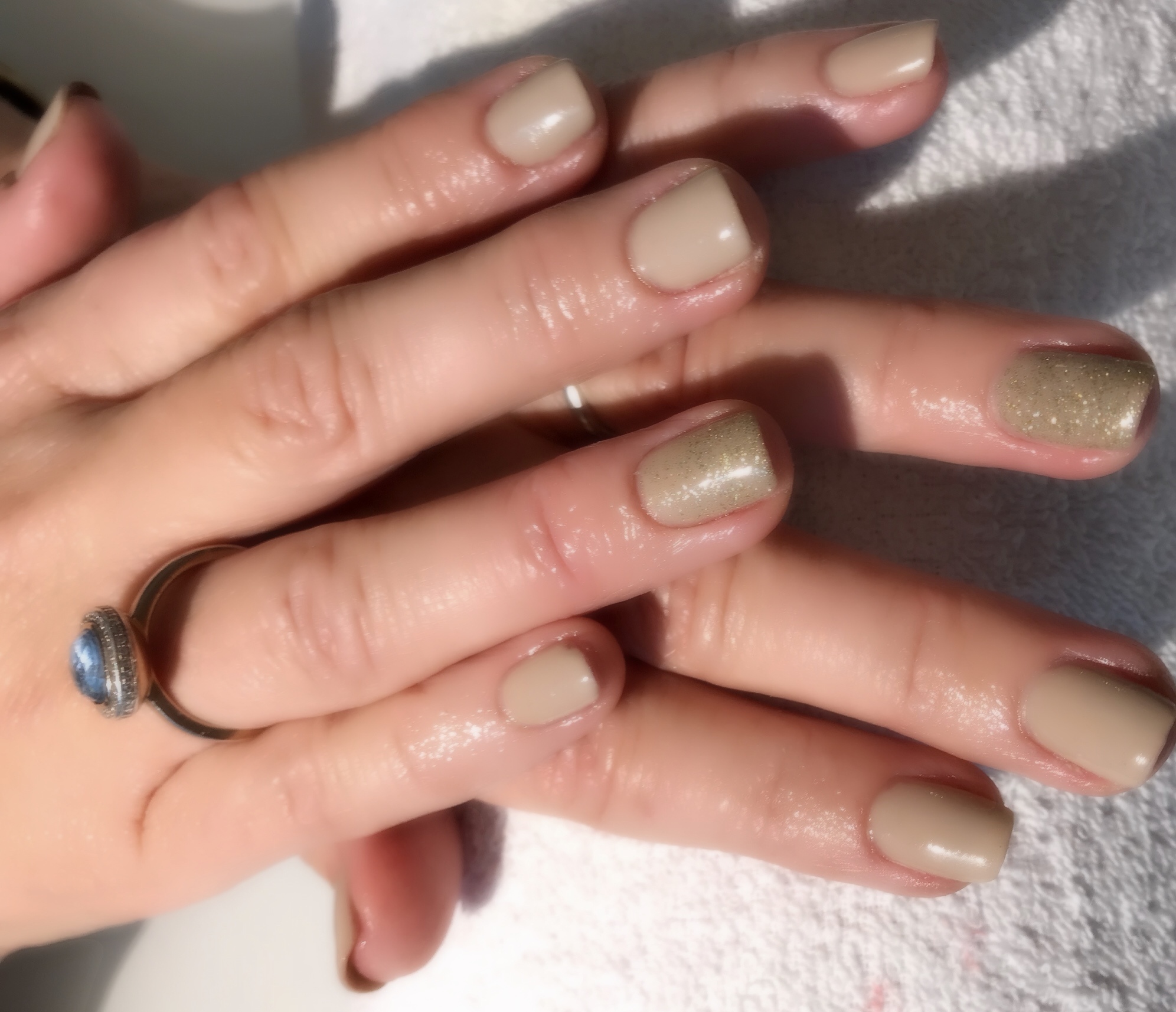 Korte negler med lakk er fresht Helsetine